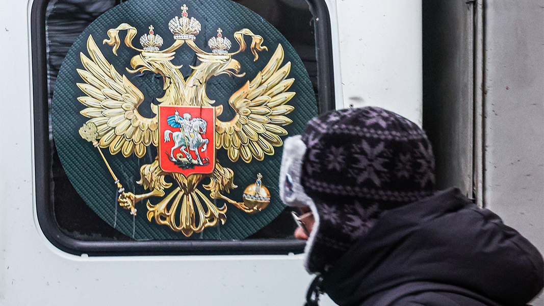 Путин подписал закон о крестах на гербе России