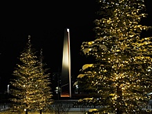 Километры гирлянд и сияющие грифоны украсили Медную столицу Урала