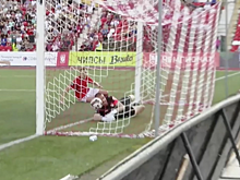 Игрок «Нефтехимика» Кокоев забил костромскому «Спартаку» прямым ударом с углового. Это первый гол клуба из Нижнекамска в сезоне