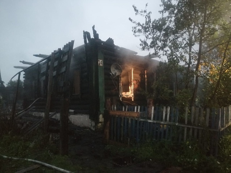 Семь человек сгорели в двухквартирном бревенчатом доме а Томской области