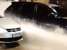 В Петербурге из-за коммунальной аварии на проспекте Ветеранов появилась река