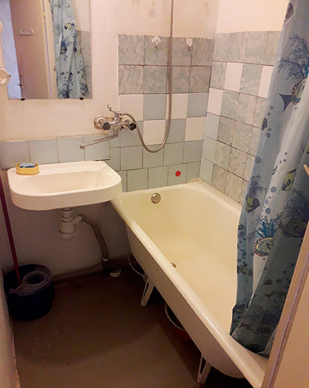 Разномастная плитка, облупившаяся ванна: такие ванные комнаты можно встретить во многих домах.