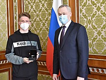 Губернатор Травников лично поздравил восходящую звезду российского биатлона