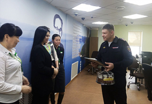 В Бурятии полицейские поблагодарили сотрудников банков, которые помогли пенсионеркам вовремя распознать обман и не перевести сбережения мошенникам