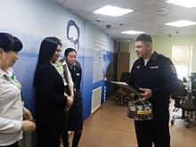 В Бурятии полицейские поблагодарили сотрудников банков, которые помогли пенсионеркам вовремя распознать обман и не перевести сбережения мошенникам