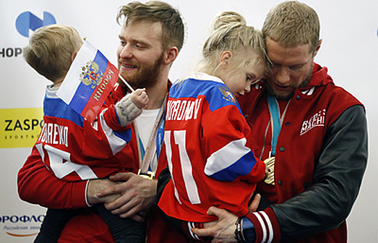 Российских олимпийцев встретили "Катюшей" и признаниями в любви