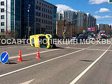 Автомобиль скорой помощи опрокинулся после ДТП в Москве