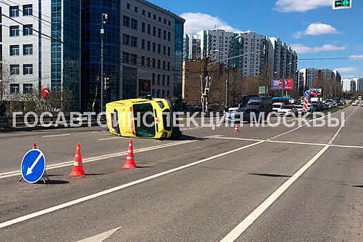 Автомобиль скорой помощи опрокинулся после ДТП в Москве