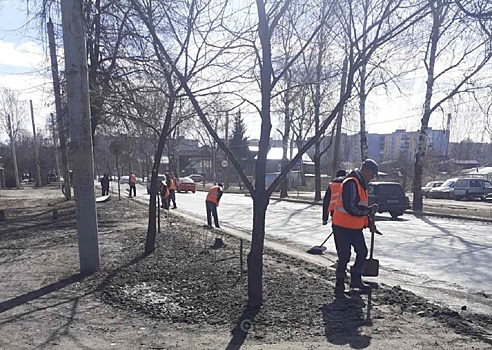 Газоны на Сормовском и Московском шоссе убирают в Московском районе