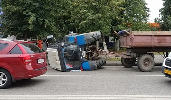 В Пензе на ул. Суворова водитель спецтехники уложил набок трактор