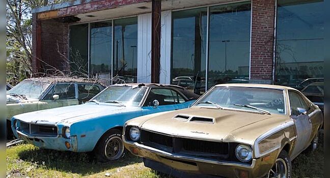 В США нашли заброшенный салон с ржавыми автомобилями