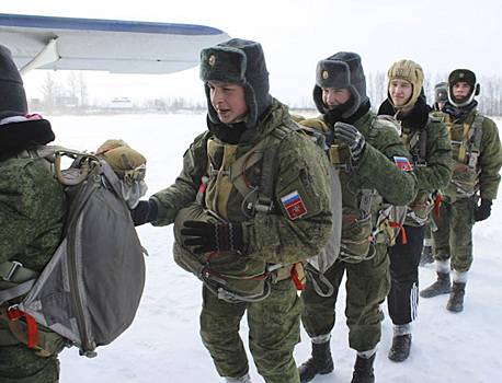 ДОСААФ Ярославской области организовали парашютные прыжки юнармейцев-призывников
