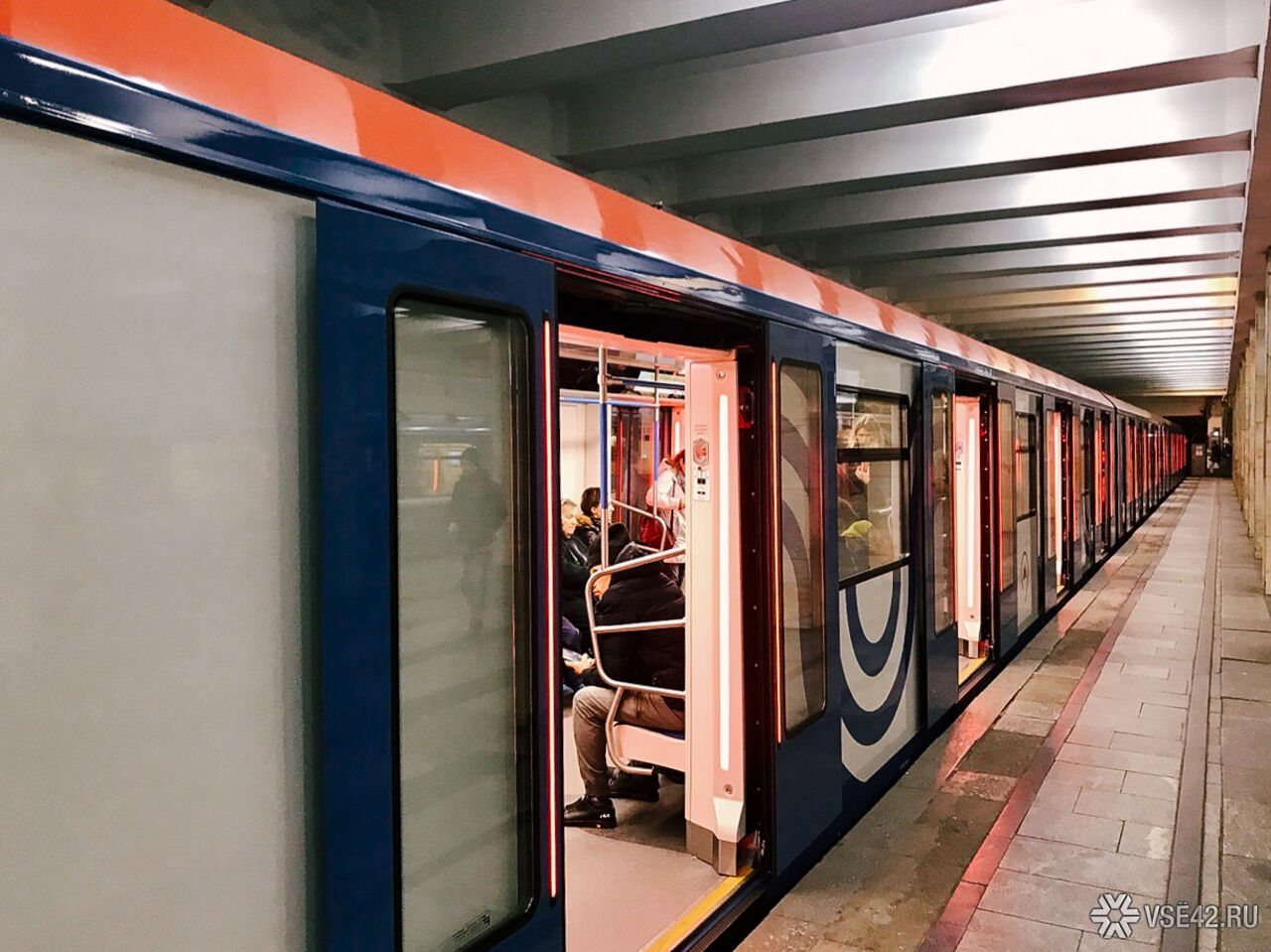 Пассажир упал на пути в метро Санкт-Петербурга