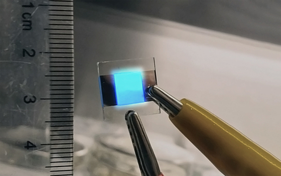 Ученые создали синий перовскитный светодиод