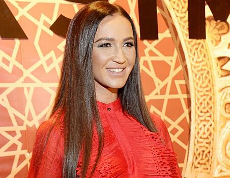 «Это было роскошно!»: Бузова показала себя в асимметричном платье с перьями и длинным шлейфом