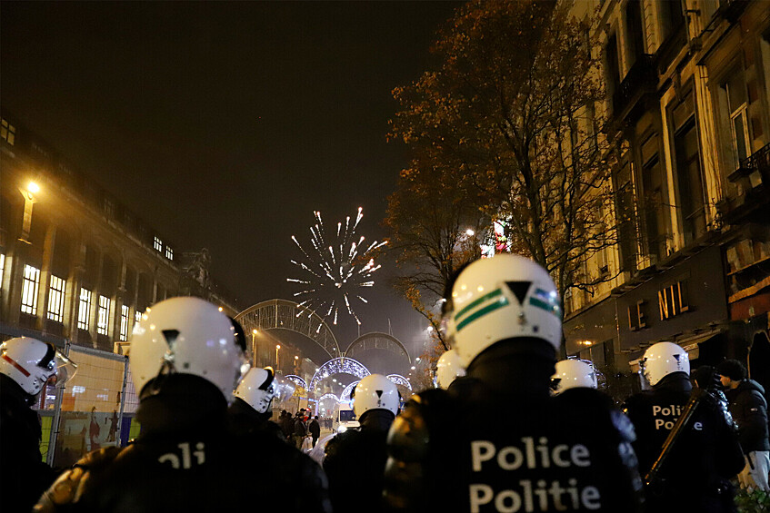 Полиция во время празднования победы сборной Марокко футбольными болельщиками в Брюсселе, Бельгия, 6 декабря 2022 года