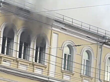 В горящем военном госпитале в Туле частично обрушилась кровля