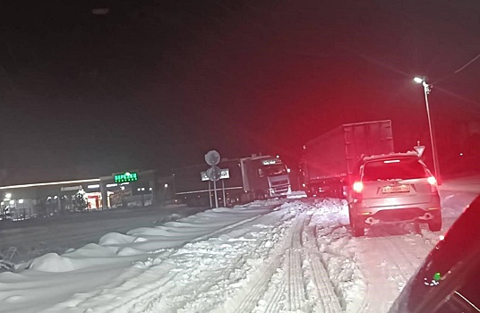 Снежный плен: в Новосибирске большегрузы заблокировали выезд со стороны Березок