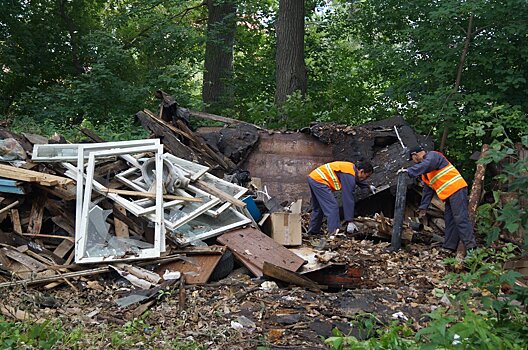 Ветхие сараи сносят на улице Горной по просьбе жителей