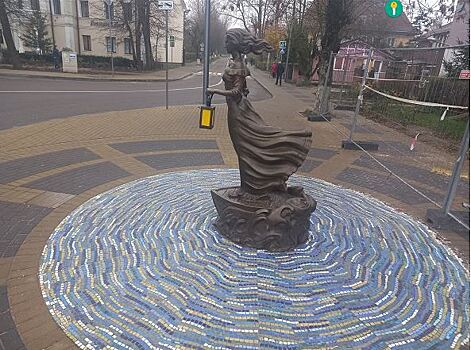В Зеленоградске завершили скульптуру «Бегущая по волнам»