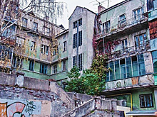 В Мергасовском доме осталось 9 семей. Их хотят выселить, но они не сдаются