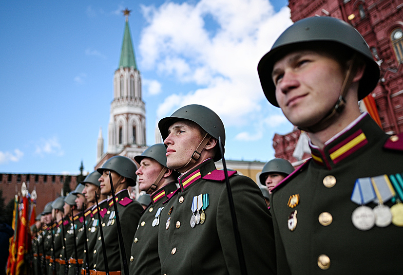 Парадные расчеты на Красной площади в Москве перед началом военного парада, посвященного 80-летию Победы в Великой Отечественной войне
