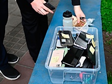 В школах официально запретили телефоны на уроках