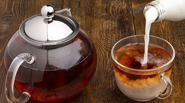 Чем опасен чай с молоком