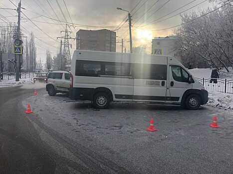 Три человека получили травмы в ДТП с участием маршрутки