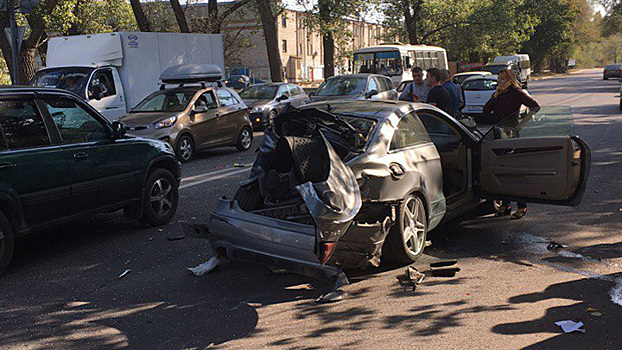 В Воронеже при столкновении Mercedes и BMW пострадали две женщины
