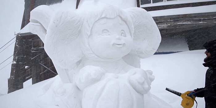 Искусство на высоте: на Эльбрусе проходит фестиваль снежных скульптур