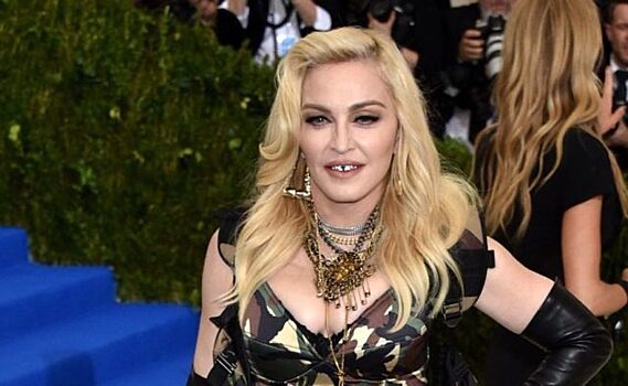 Мадонна показала идеальный шпагат в сетчатых чулках и лежа на спине