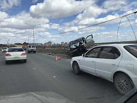 В Якутске женщина за рулем не справилась с управлением и совершила столкновение