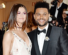 Семейный совет: Селена Гомес привела родственников на концерт The Weeknd