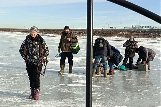 В Петербурге со льдины спасли 15 рыбаков - любителей