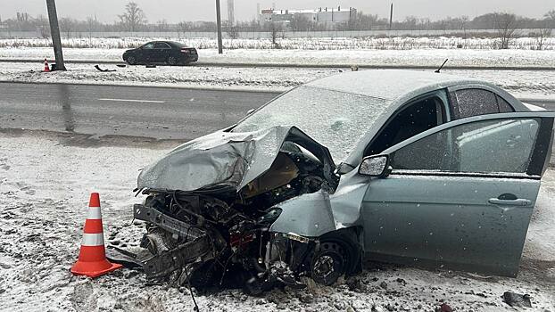 В Оренбурге водитель иномарки не справился с управлением и влетел в ЛЭП
