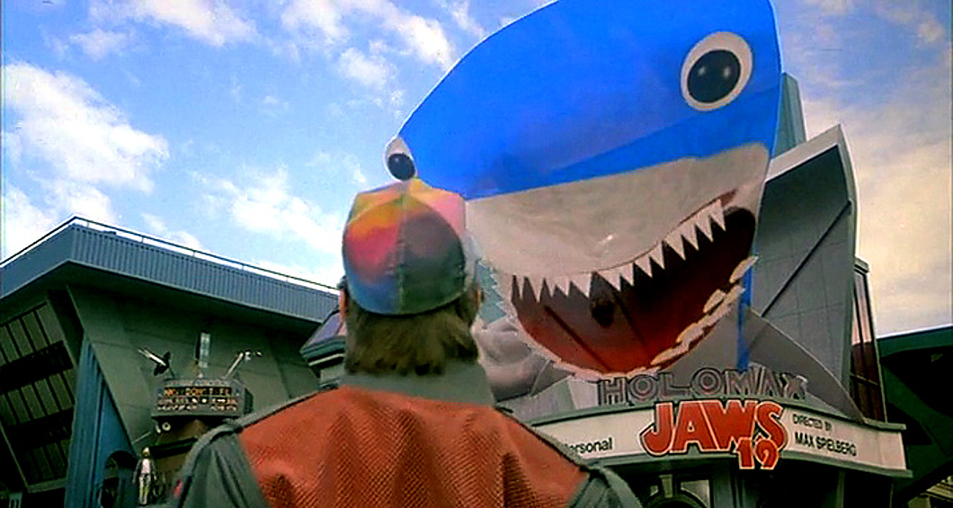3D кино и анимация. На главной площади Марти пугает голографическая акула. Анимация, вылезающая из экрана, — не редкость для рекламы.