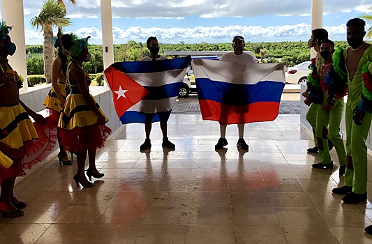 Посольство РФ на Кубе пообещало разобраться в ситуации с массовой обсервацией российских туристов