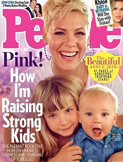 Она украсила своим лицом обложку специального выпуска журнала People. Компанию ей составили сын Джеймсон и дочь Уиллоу.