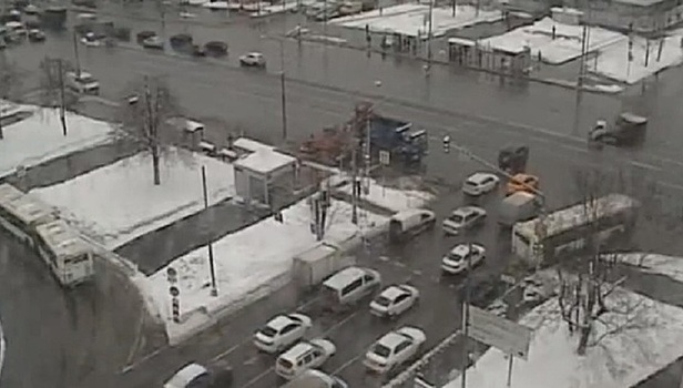 Авария с тремя грузовиками на юге Москвы попала на видео