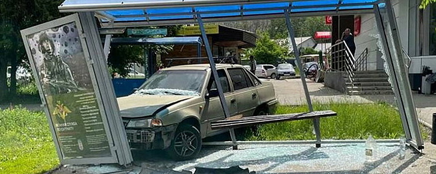 В Саратове легковушка на полном ходу въехала в остановку и сбила женщину