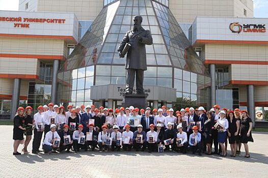 В Свердловской области дипломы получили первые выпускники-металлурги по программе развития системы дуального образования, инициированной губернатором Евгением Куйвашевым