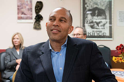 Трамп высмеял Джеффриса в ИИ-видео, где тому на голову летит кепка Trump 2028