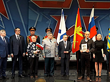 Военный комиссар Москвы вручил сыну фронтовика удостоверения к наградам погибшего отца