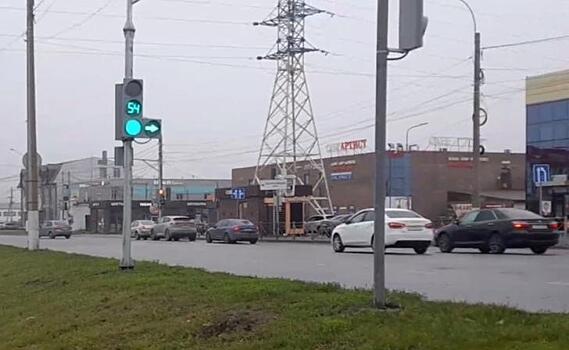 На проспекте Дериглазова в Курске установили «умные светофоры»