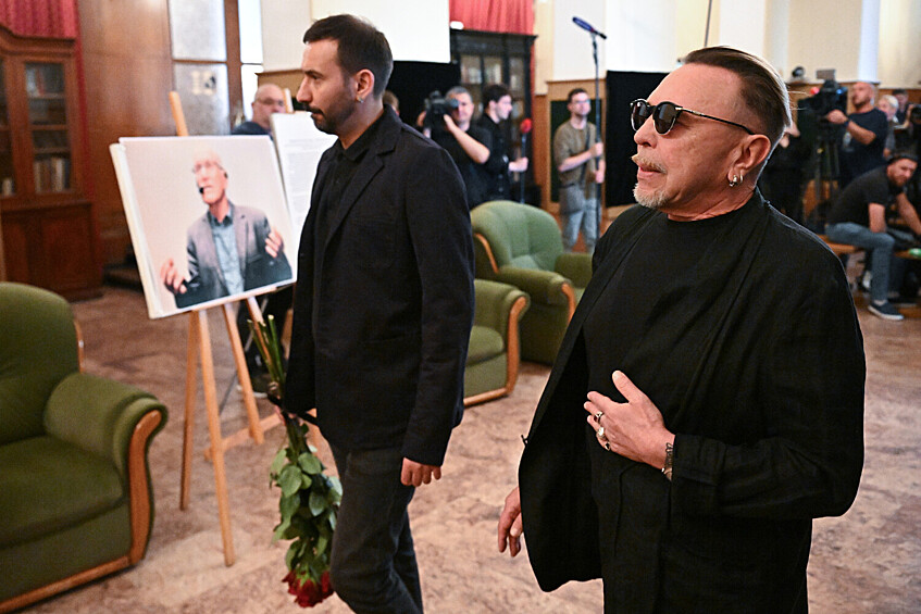 Музыкант Игорь Сукачев (справа) на прощании с кинорежиссером Александром Миттой в Центральном доме литераторов в Москве, 17 июля 2025 года