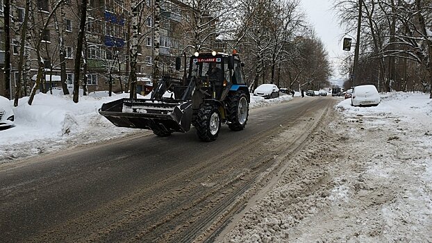          Подрядчикам поручили вдвое увеличить объемы вывоза снега с кировских улиц       