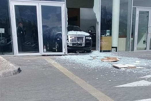 В Алматы Rolls Royce Ghost пробил витрину шоу-рума