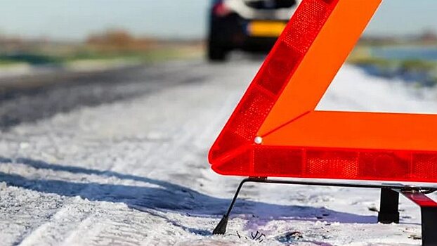 Иномарка влетела в отбойник на трассе в Вологодской области: есть жертвы