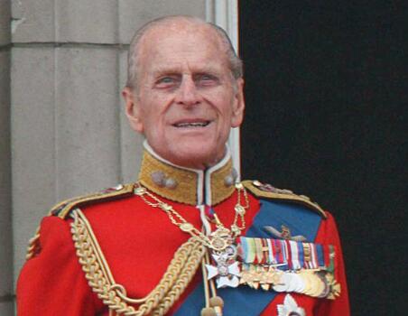 Выправка и стать: 98-летний принц Филипп переоделся в королевского стража